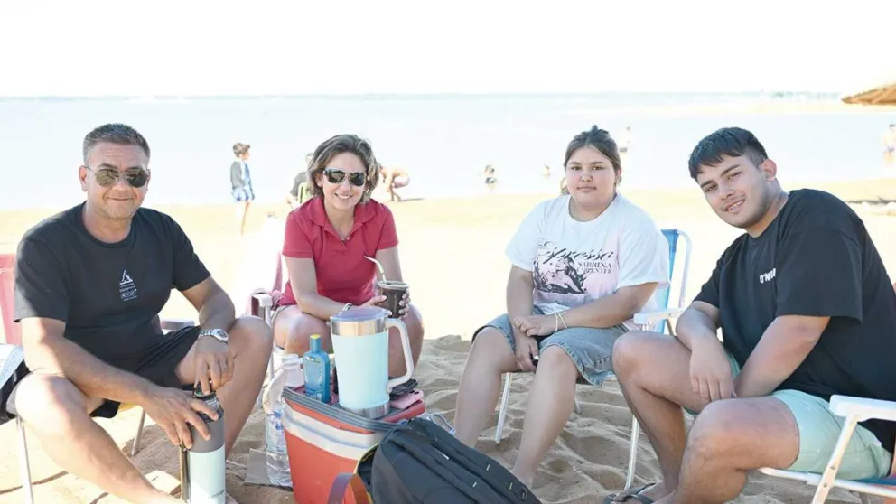 Rubén, Silvina, Nahiara y Matías, de Pilar, Buenos Aires, a la tierra colorrada.