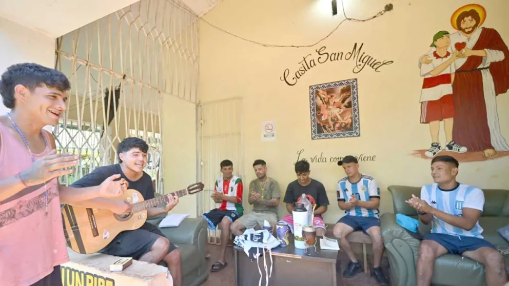 Los chicos se hacen el aguante entre sí, cada tanto se arma la guitarreada con un mate de por medio. Foto: Joaquín Galiano