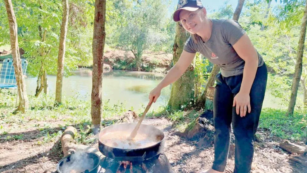 Yanina Ott preparó guiso de arroz con pollo casero al borde del arroyo. 
