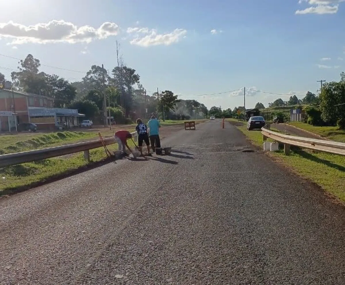 Vecinos tomaron la delantera y repararon baches sobre ruta provincial ...