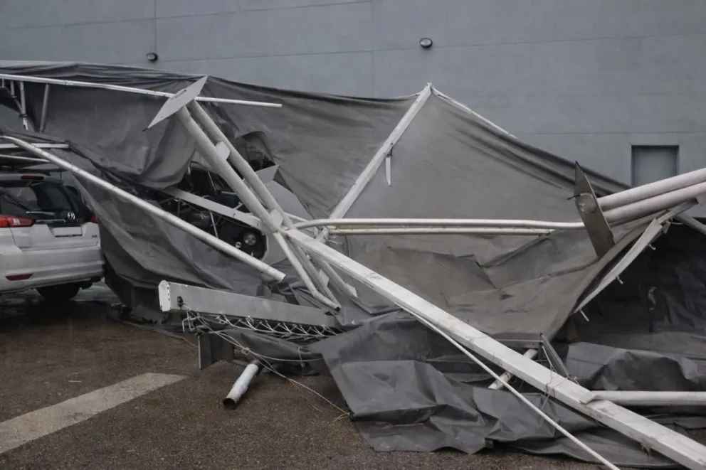 Destrozos en el estacionamiento del hipermercado Chango Más, ex 213, tras el fuerte temporal que azotó Posadas, con ráfagas de viento superiores a los 70 km/h.