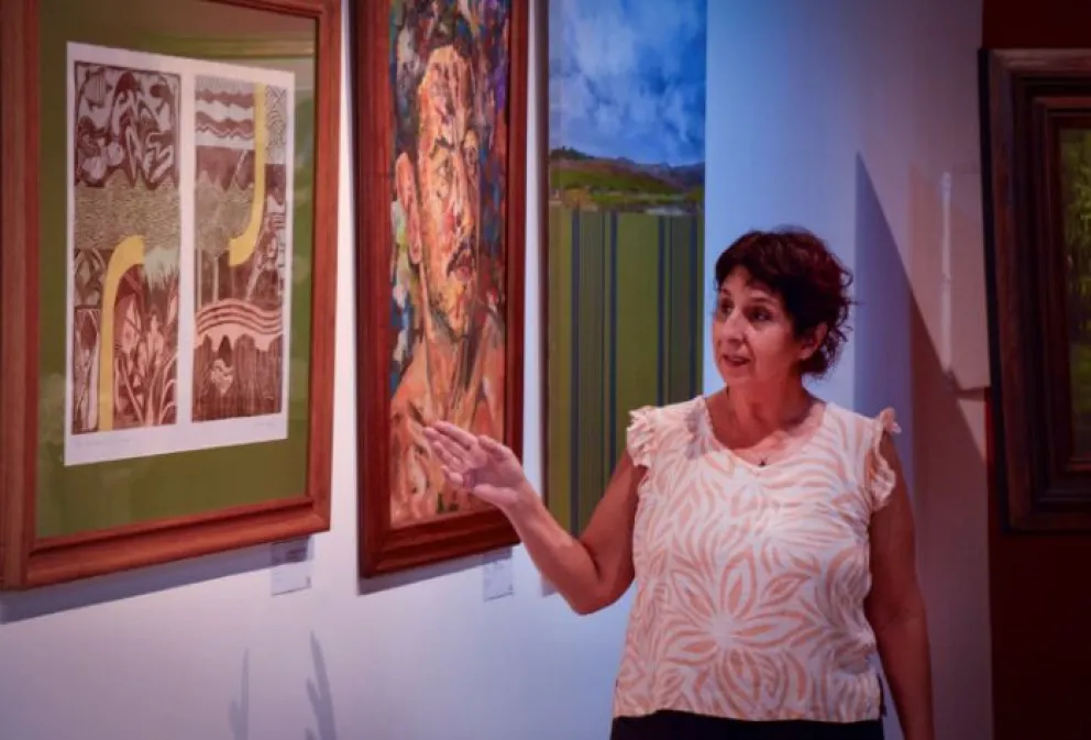 La artista Cecilia Azcué contó detalles de la muestra "De la reserva a la sala" en el Museo Juan Yaparí, con obras de la pinacoteca provincial. Fotos: Jorge Acosta 