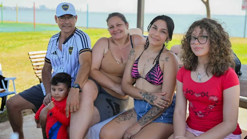 El clan Villalba juntó sus cosas y decidió pasar en familia una espléndida jornada a la vera del Paraná, aprovechando los beneficios de la naturaleza.