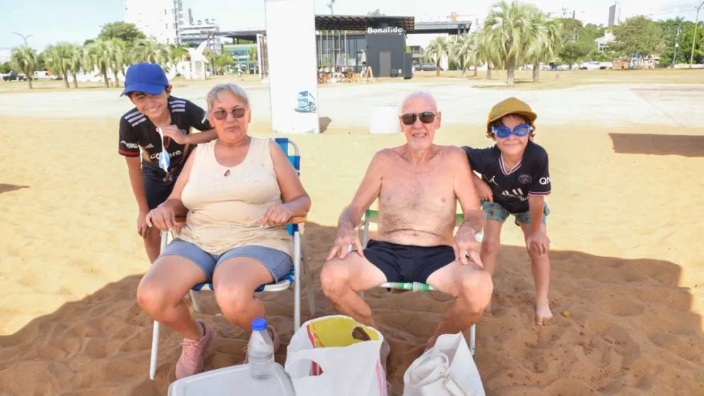 Provenientes del Noa Santino Aguirre, Aurora Meza, Carlos Antonio Aguirre, y Bruno Simón Aguirre, disfrutaron de una hermosa tarde de enero en Posadas. Arena, sol y el río Paraná como telón de fondo. Foto: Jorge Acosta