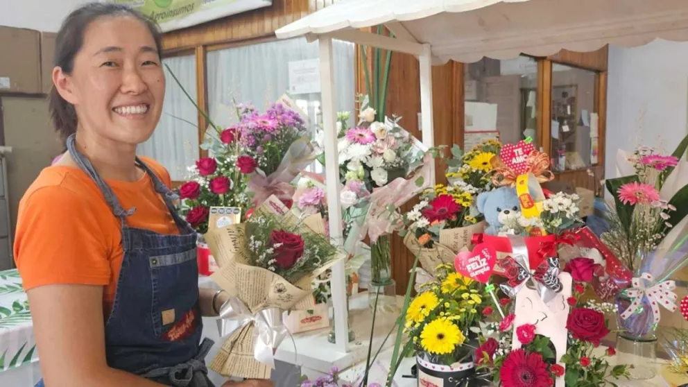 Margaritas, rosas, y plantas de parque, son algunas de las opciones.  Foto: Esteban González