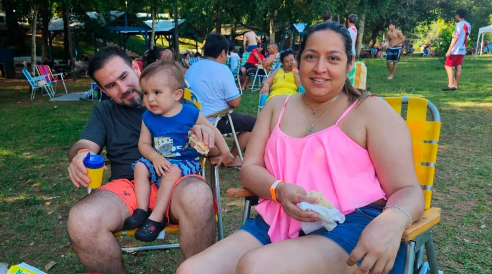 Bruno Barreto, Jeremías y Daiana Inca, oriunda de Guayaquil, Ecuador, disfrutaron de una de las maravillas que ofrece la naturaleza de la tierra colorada.