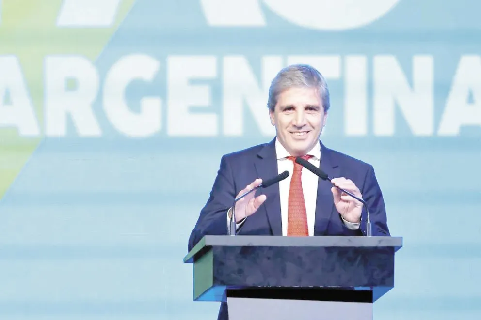 Luis Caputo enfatizó que el sector textil se benefició durante décadas.  