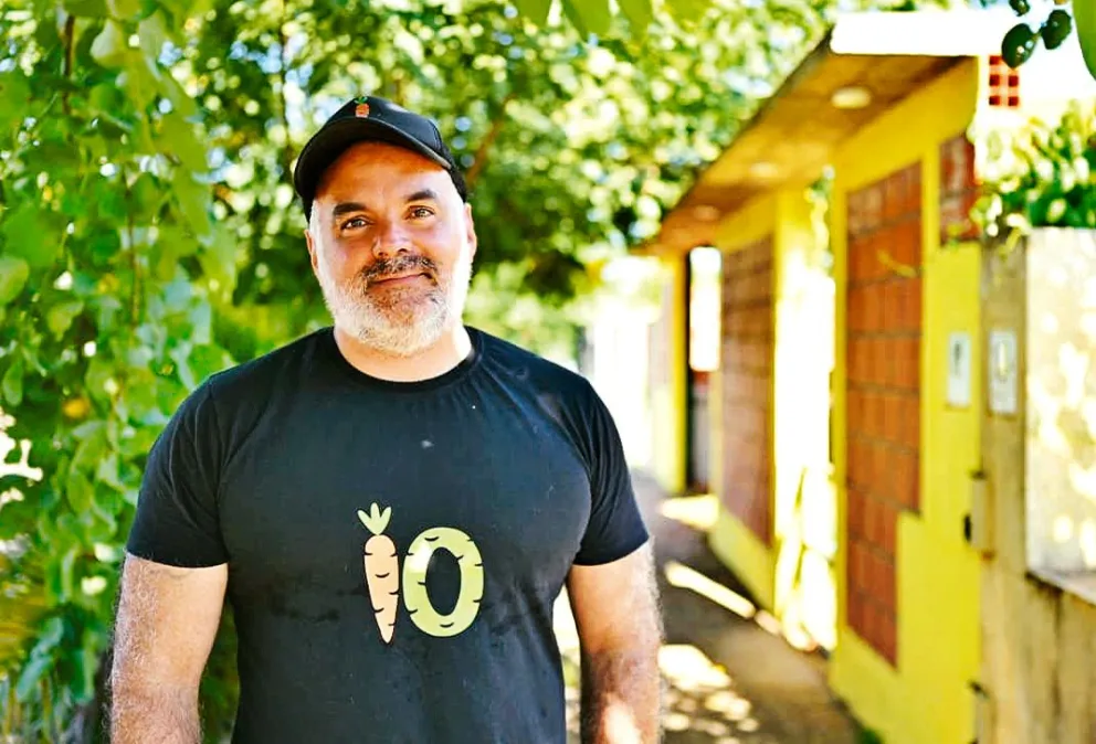 Gionas Borboy llegó desde Lima, echó raíces en la capital misionera y desde hace más de diez años impulsa la Red Alimendar, una ONG que transforma el excedente de comida en una red de solidaridad para los comedores de la ciudad. foto: Joaquín Galiano 