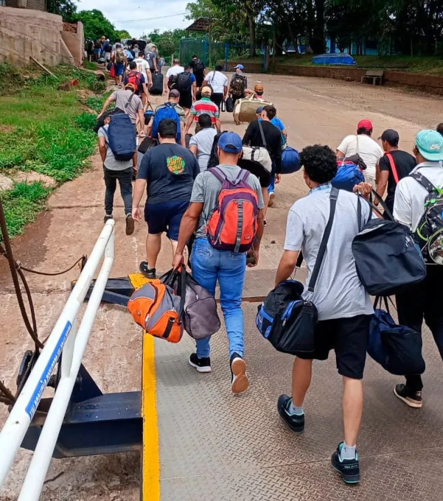 Miles de jóvenes de distintos municipios van a Brasil para hacer changas.