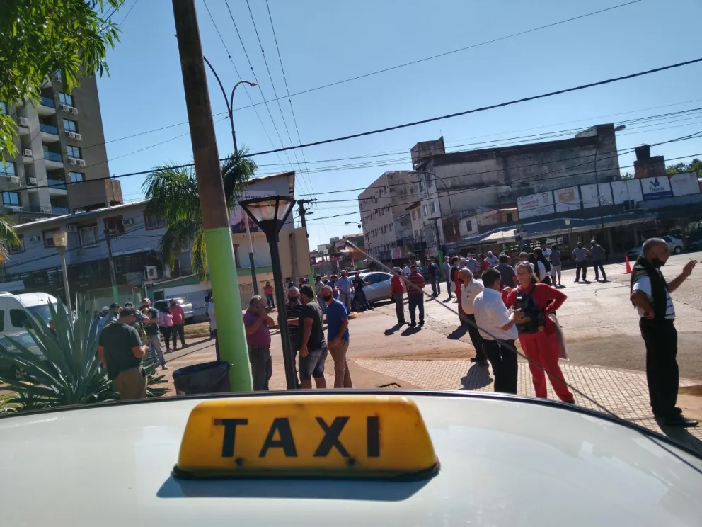Los choferes de taxi llegaron a manifestarse en contra de los servicios por aplicación. //Foto: Norma Devechi.
