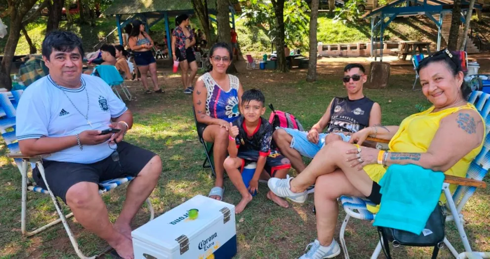 La familia Mancuello, oriunda de Jardín América, compartió una veraniega tarde por los Saltos del Tabay.