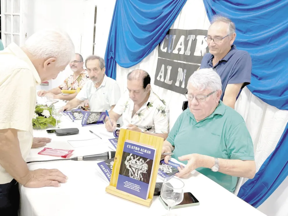 Los autores de 4 Almas durante la presentación del libro en Apóstoles. Foto: G. Pérez. 