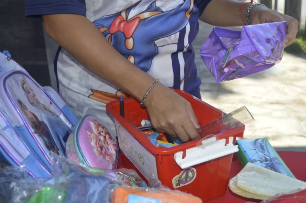 Los voluntarios de la Clínica del Juguete preparan los kits escolares solidarios que se entregarán en los barrios. Fotos: Julián Grondona 