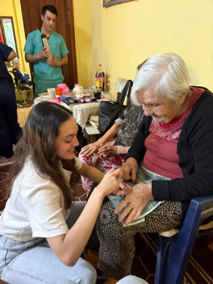 Visitas con juegos, charlas y cuidado personal. // Fotos: gentileza 