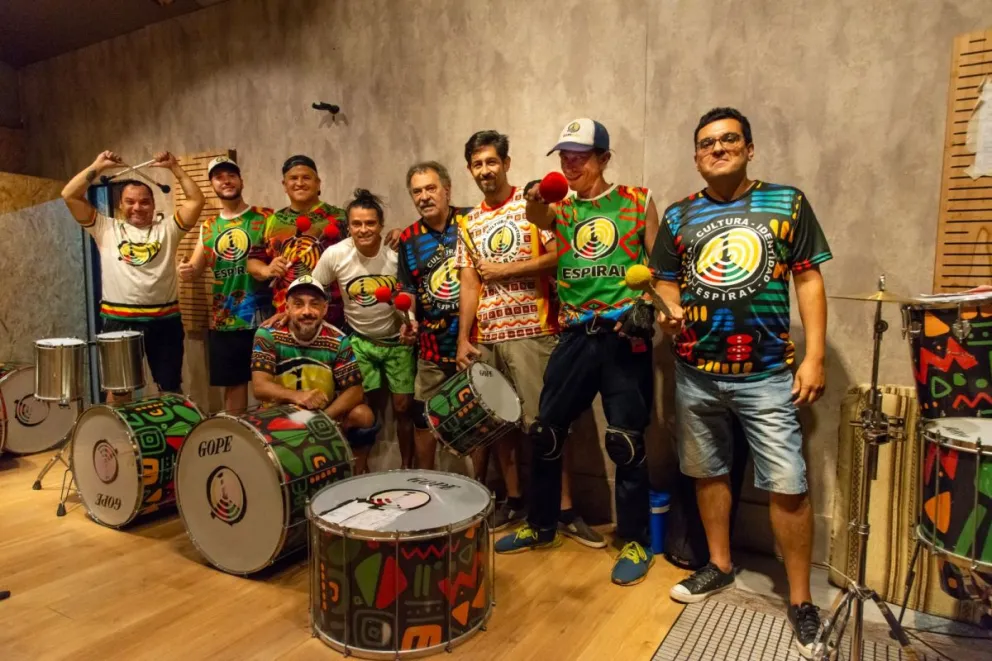 La Espiral Infinita prepara el carnaval solidario de Villa Blosset, el barrio que es su cuna y raíz de identidad. Fotos: Jorge Acosta  