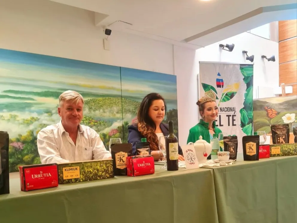 Presidente de la comisión organizadora, Roberto Skowron, junto a Miriam Duran y la Reina Nacional del Té, Milagros Krutki. //Foto: Daniela Cortés.