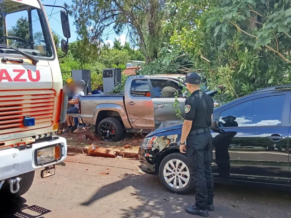 Tres heridos tras el choque de una camioneta contra un árbol en Iguazú ...