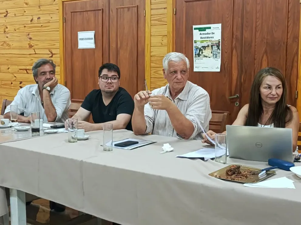 Primera reunión del año de Apicofom, con Fachinello a la cabeza.