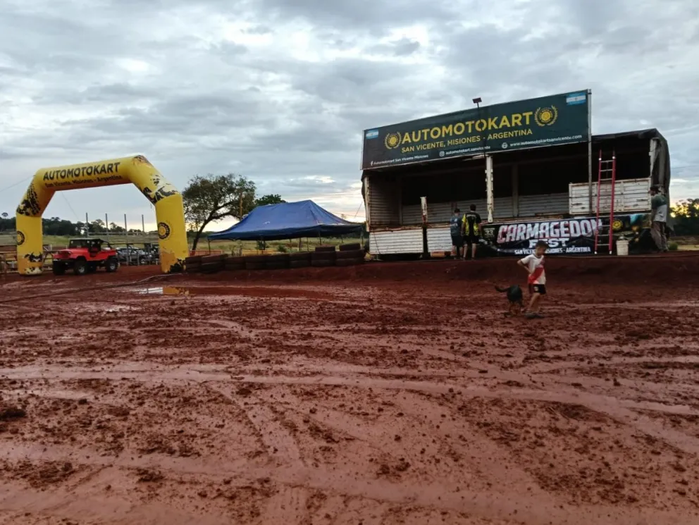 La pista de barro espera por los "destrucar" que competirán mañana en San Vicente. Foto: Prensa Automotokart