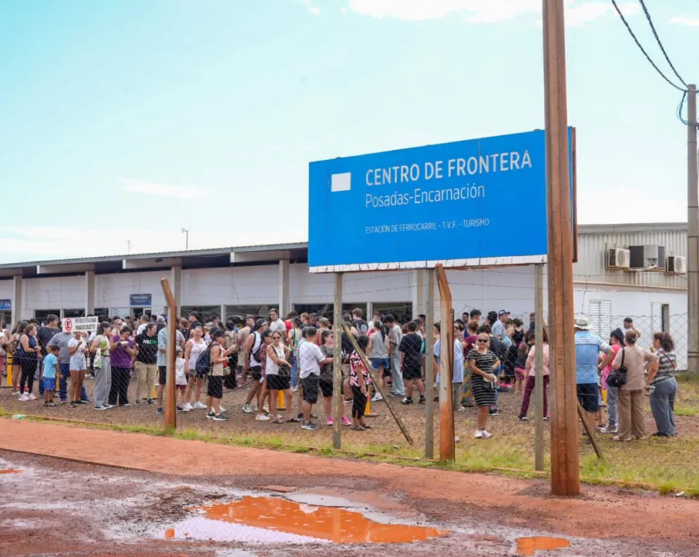 Largas filas y demoras para cruzar el puente Posadas-Encarnación 6 Largas filas y demoras para cruzar el puente Posadas-Encarnación imagen-5