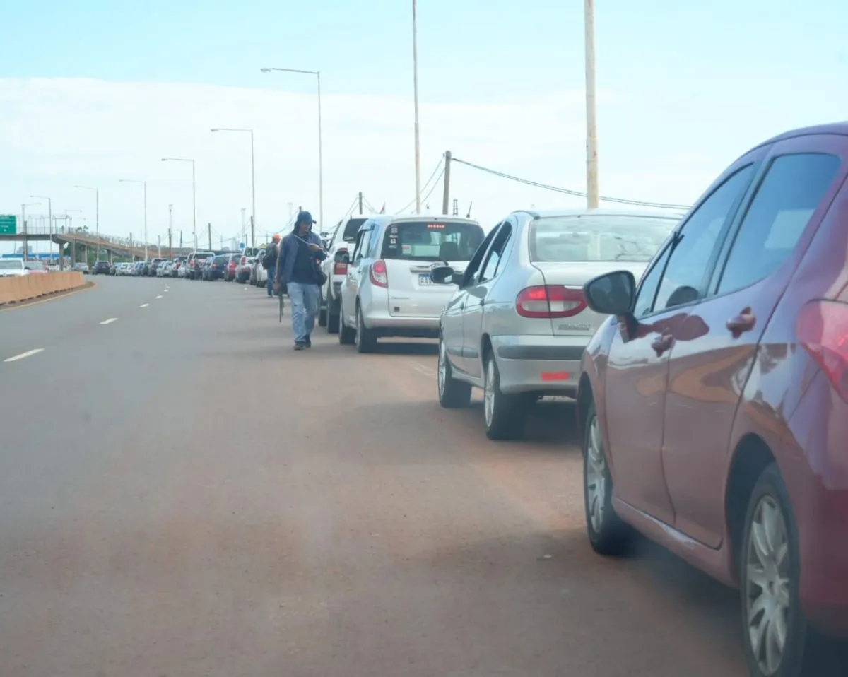 Largas filas y demoras para cruzar el puente Posadas-Encarnación 8 Largas filas y demoras para cruzar el puente Posadas-Encarnación imagen-7