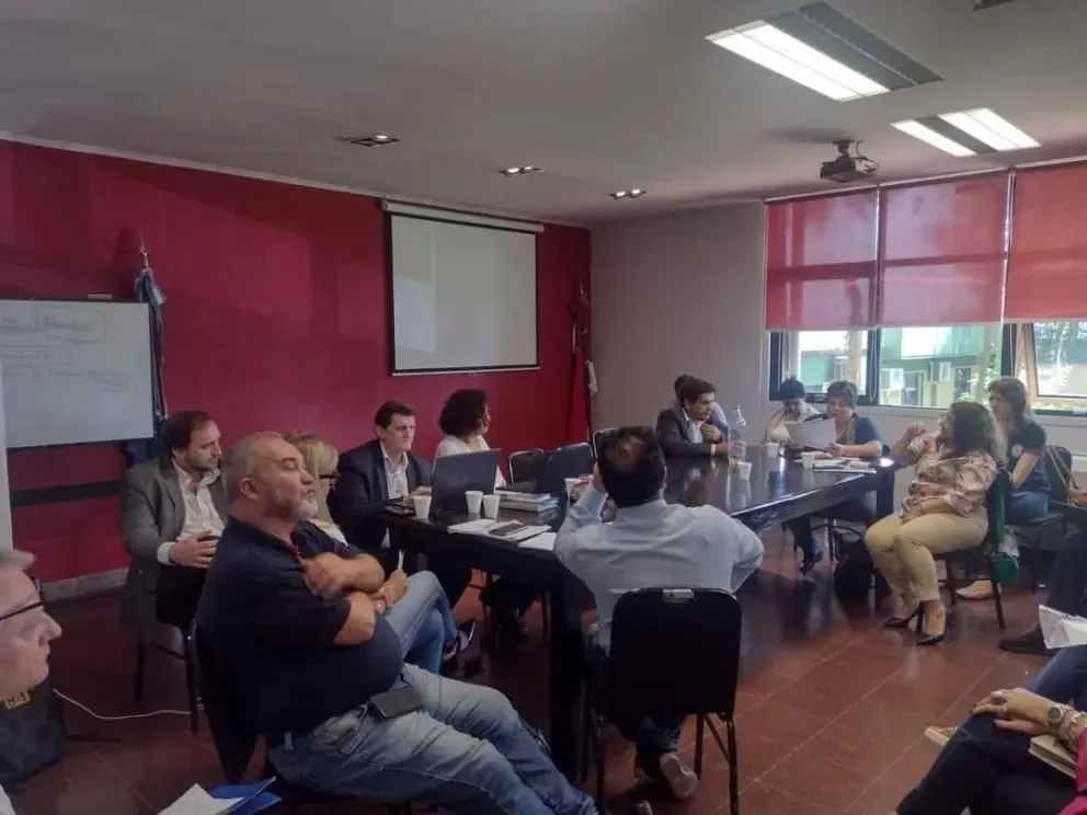 Mientras negocia con los gremios, el gobierno prepara un decreto para dar aumentos a policias y docentes 7 Mientras negocia con los gremios, el gobierno prepara un decreto para dar aumentos a policias y docentes imagen-6