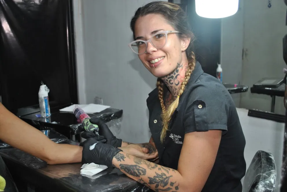 Brenda en su local de tatuajes de Puerto Libertad. Hace pocas semanas abrió una nueva sede en la ciudad de Puerto Iguazú. Foto: Facundo Alzaga