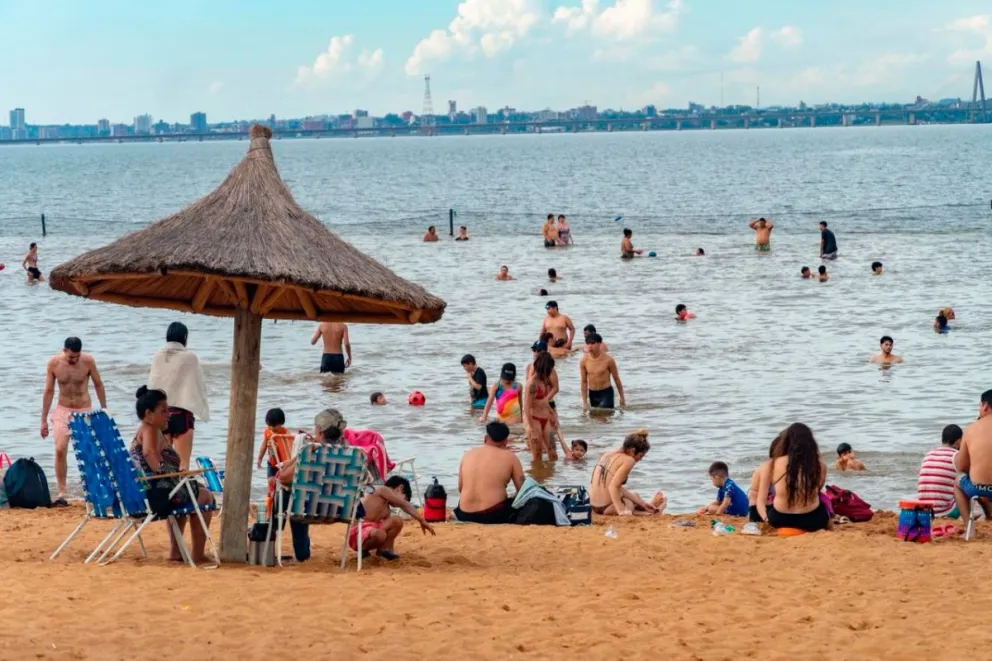 Balnearios El Brete y Costa Sur se colmaron de visitantes que aprovecharon las playas y el río.  Foto: Agustina Vera