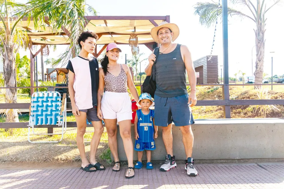 Luciano Rotela, Manuel Rotela, Franchesco Rotela y Marilina López en una distentida tarde en familia.