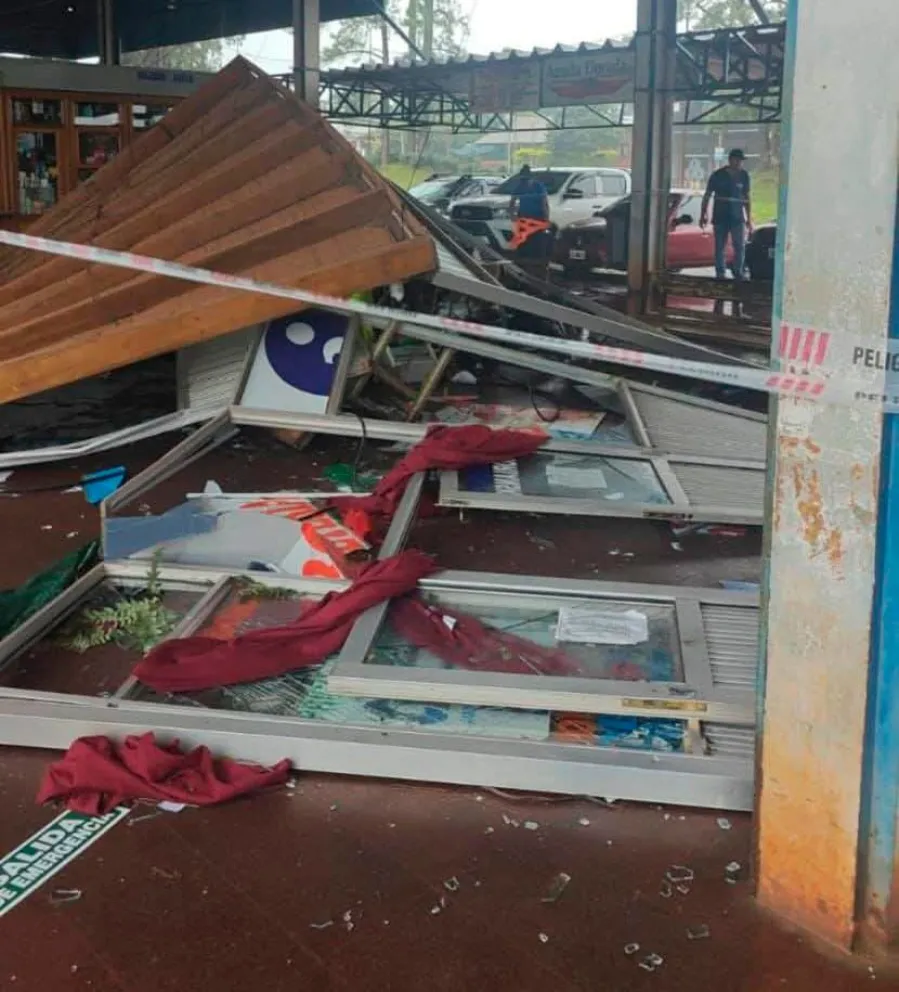 Así quedó la terminal de ómnibus de Aristóbulo del Valle tras el temporal.
