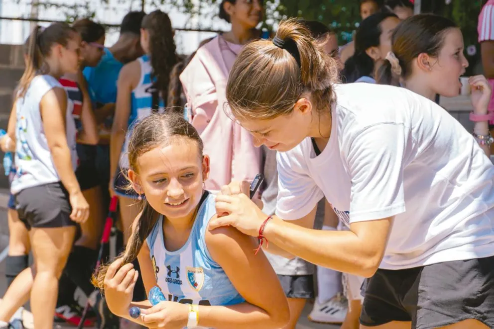 La posadeña de 29 años firmó palos, camisetas y dio una clase a jugadoras de todas las edades. //Fotos: Agustina Vera.