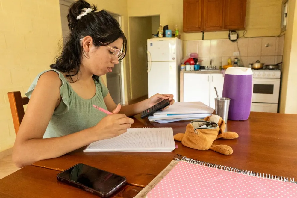 Tiene 23 años y estudia el profesorado en Físca; este será su tercer año viviendo en el albergue universitario. 