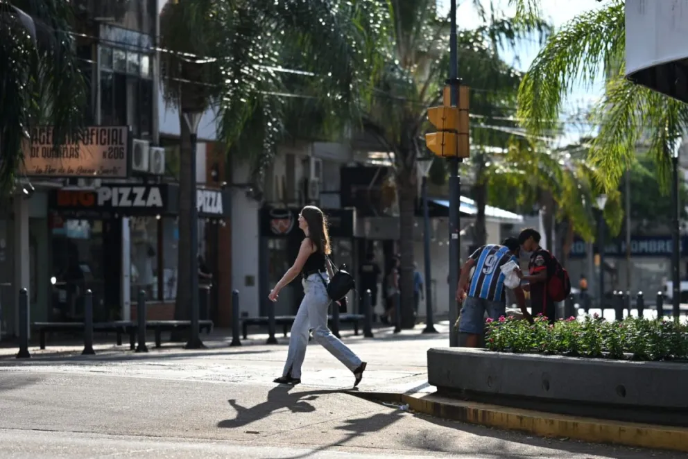 Domingo caluroso con escasa nubosidad, desmejora en la madrugada del lunes imagen-5