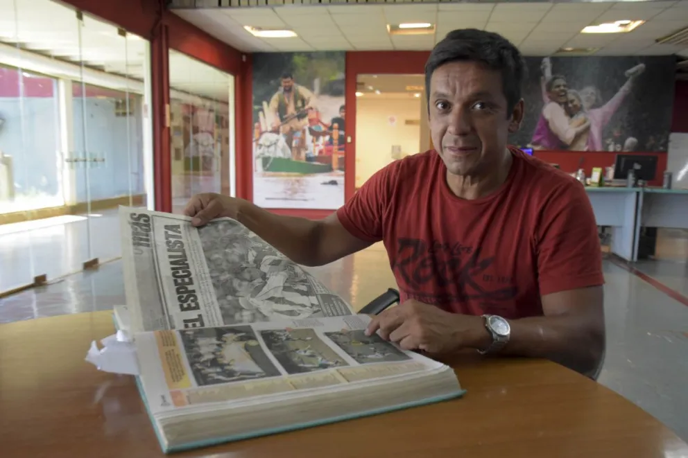 Claudio revivió sus momentos gloriosos reflejadas en el archivo del diario impreso. // Foto: Archivo