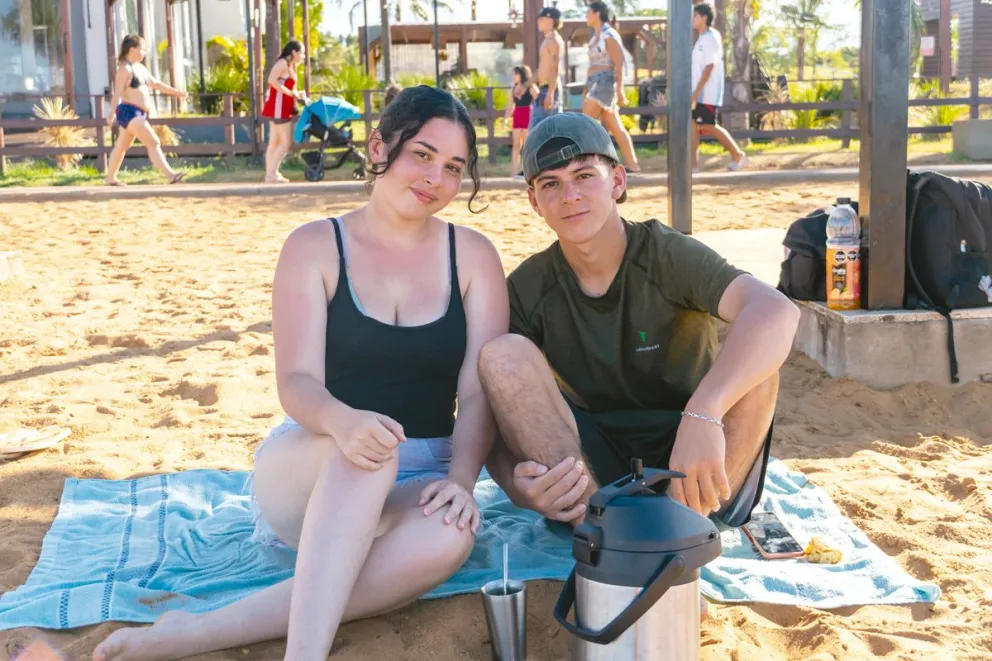 Tere mediante, Melani Treixeira y Horacio Gómez disfrutaron de una jornada espléndida en la costa del río Paraná.