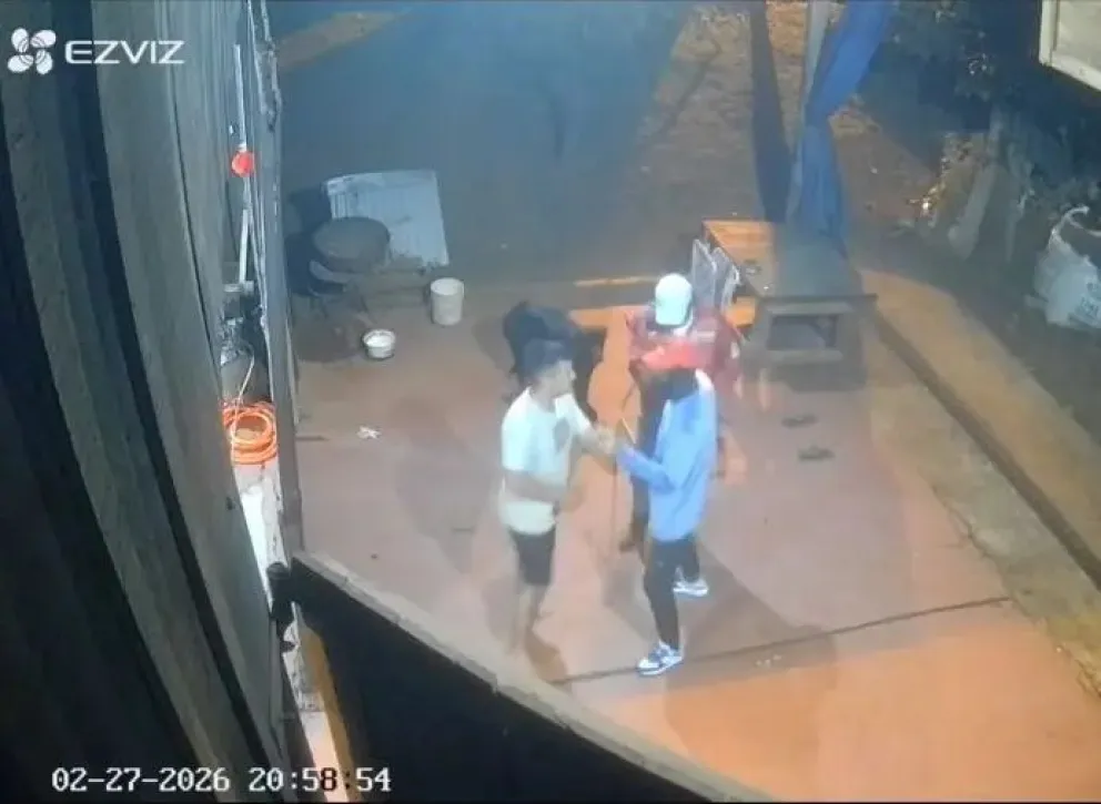La secuencia quedó registrada por la cámara de seguridad.