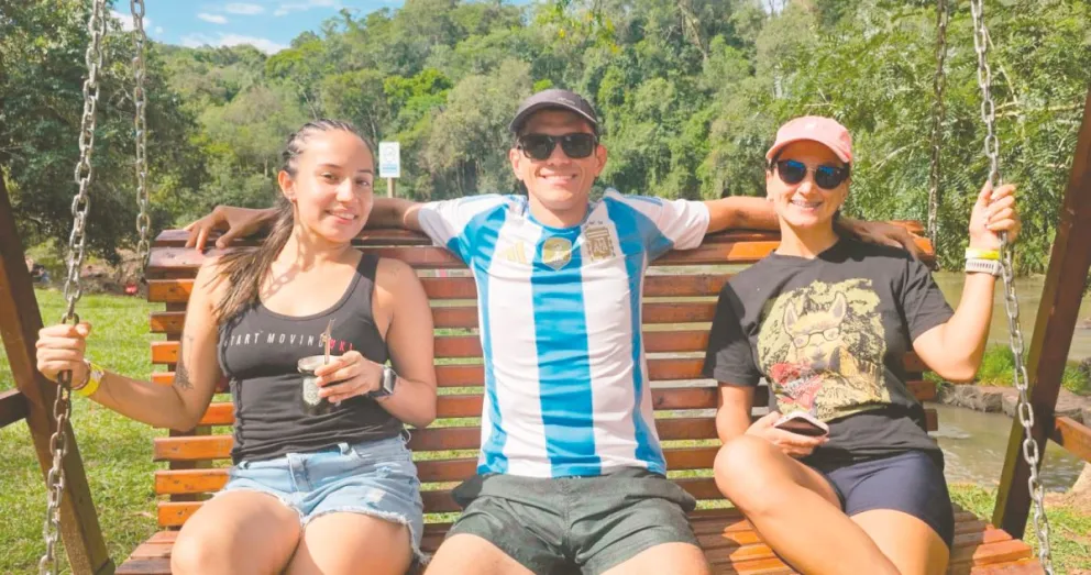 Agustina Parra, Enzo Preuchat y Maria Martínez, desde Eldorado visitando los
Saltos del Tabay y disfrutando de una hermosa tarde de verano.