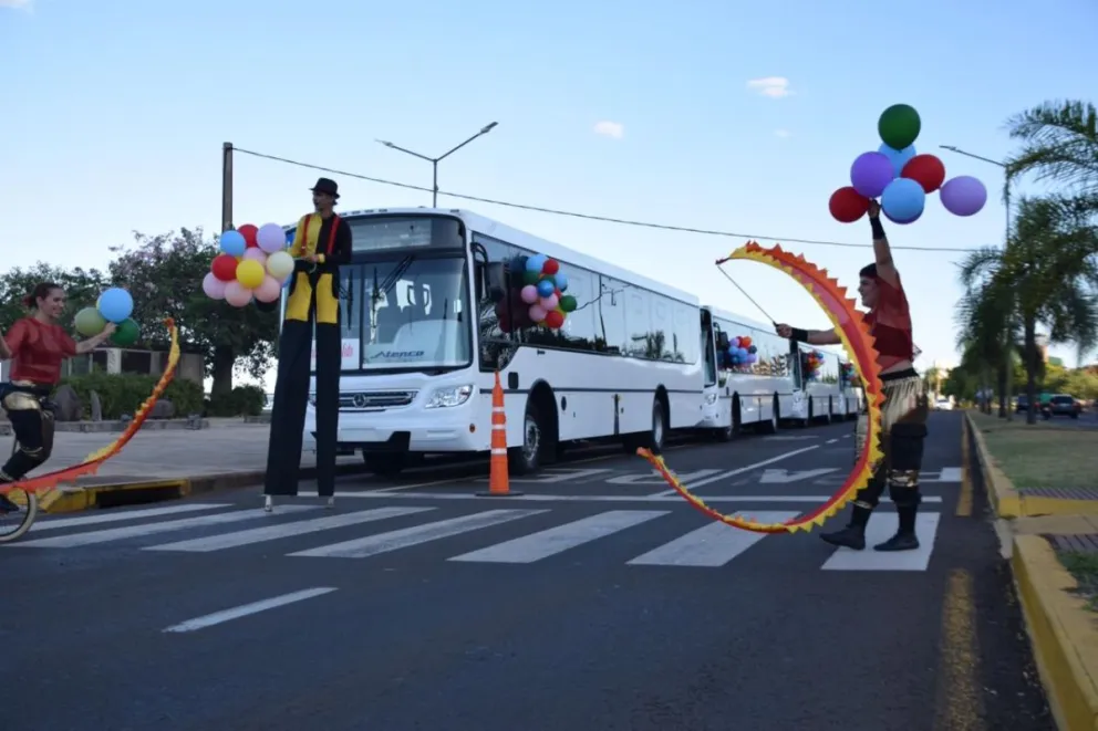 Una moderna flota de colectivos, globos, payasos y acróbatas fueron la postal de un domingo diferente. 