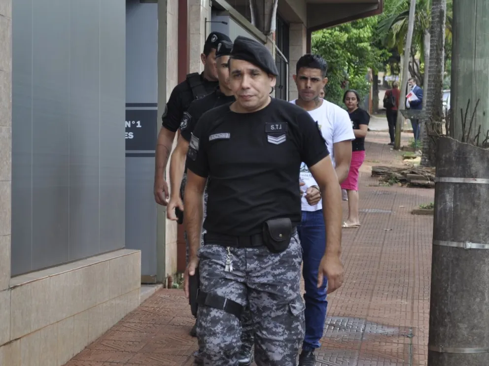 Da Silva fue llevado bajo custodia a la Unidad Penal II de Oberá. //Foto: Cristian Valdez.