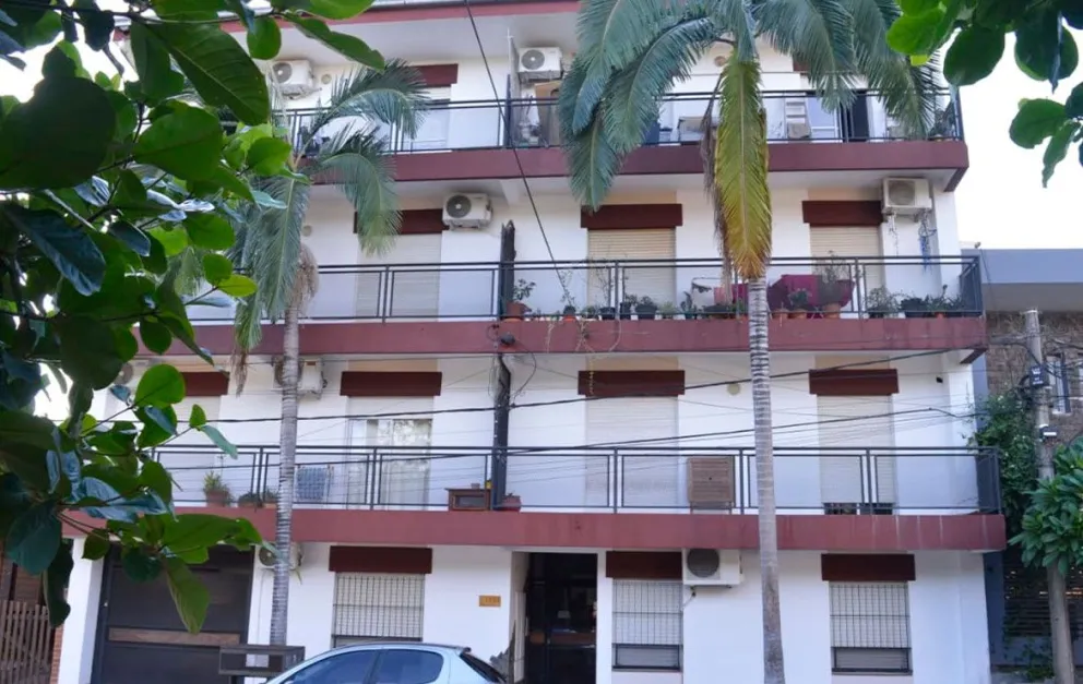 Marcelo fue arrojado desde el tercer piso del edificio ubicado sobre calle Gómez Portiño.  Foto: julián Grondona