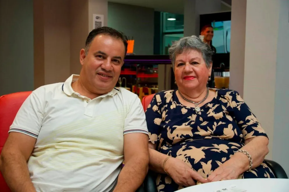 Alberto Amarilla y Dolores Villalba acudieron al evento para conocer las características de un híbrido que seguramente dará qué hablar.