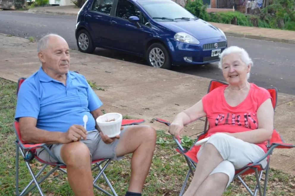 Carlos Rodríguez y María Antonia se dieron un pequeño gustito para aplacar el sofocante calor que golpea a la provincia.