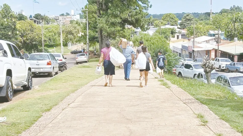 Compradores cruzan caminando la frontera para hacer compras diarias.