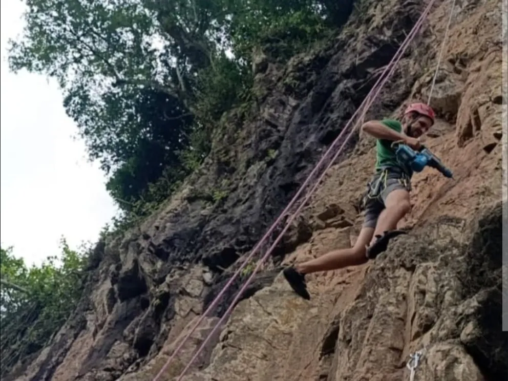 Imagen en la que se lo ve a una persona perforando piedras en el área protegida.