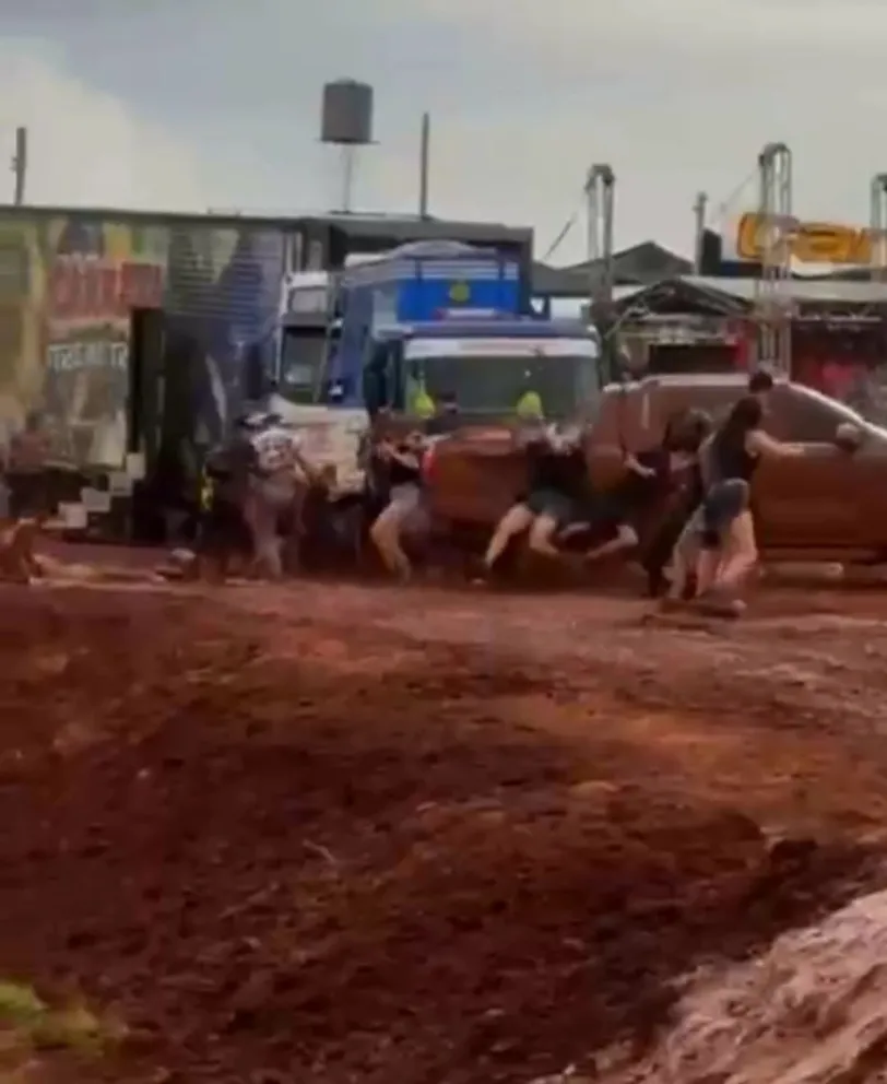 De fiesta a caos: camioneta sin control atropella espectadores en plena competencia imagen-6