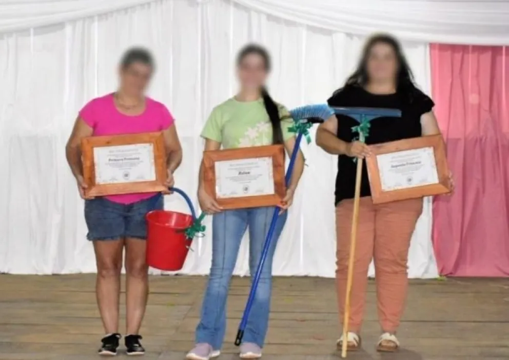 Gran polémica generó una fotografía de mujeres sosteniendo balde, escurridor y escoba en Aurora imagen-6