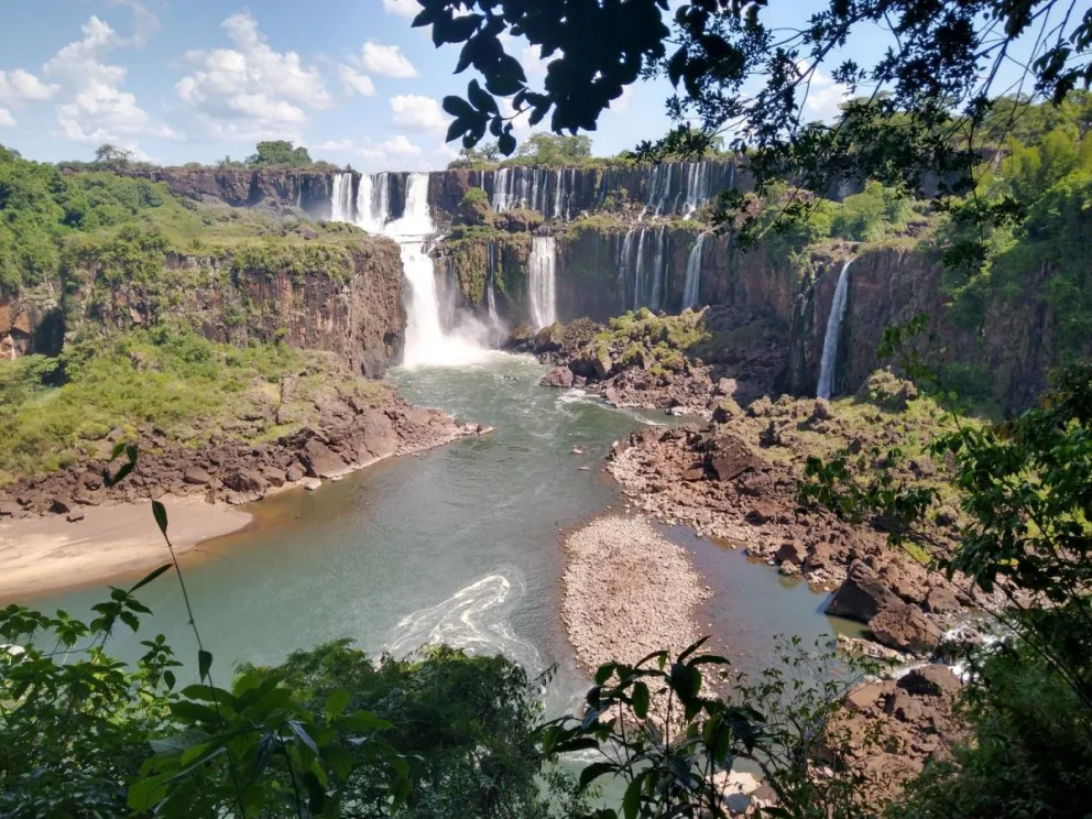 En Puerto Iguazú, la baja del río también complica a los paseos náuticos turísticos.  Foto: Norma Devechi