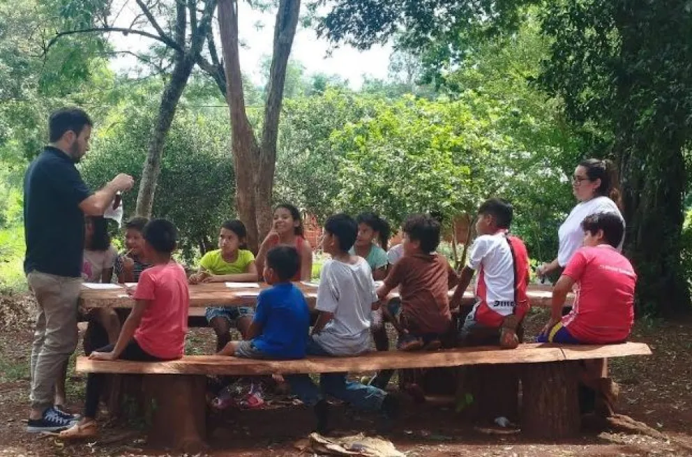 Estudiantes de El Alcázar y de la comunidad mbya de Perutí participaron de jornadas de arborización y aprendizaje sobre especies nativas, con plantación de árboles en espacios públicos.