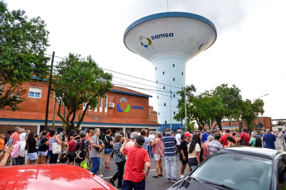 Los vecinos marcharon hasta la sede de Samsa. Fotos: Jorge Acosta