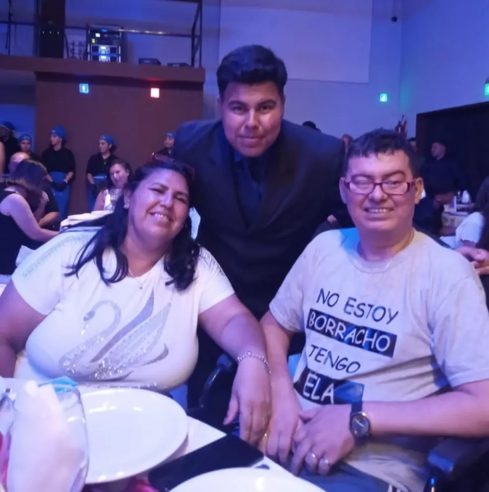 Sixto junto a su mujer y su hijo mayor, el día que éste egresó del secundario.